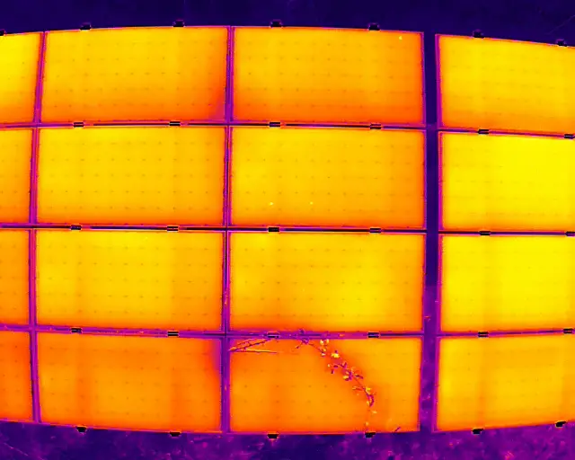 Drohnen-Inspektion einer Photovoltaikanlage mit Wärmebild zur Modulprüfung